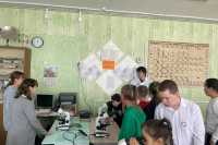 Школьников из Имека научили пользоваться микроскопом и моделировать роботов