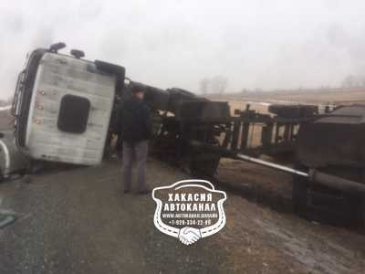 В Хакасии грузовик свалился с трассы