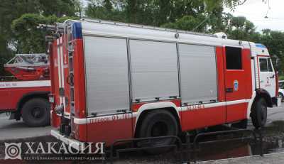 В Хакасии пожарные вытащили из огня два газовых баллона