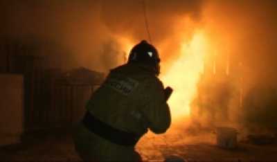 Ночной пожар застал врасплох жильцов дома в Абакане