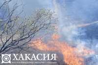 В Хакасии горели большой дом, машина и девять километров степи