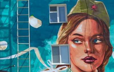 Абаканский художник создал гигантский портрет на фасаде многоэтажки