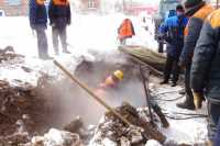 В Хакасии в селе Подсинее устраняют порыв на теплотрассе