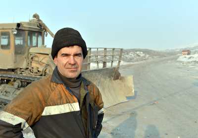 Бульдозериста МП «Благоустройство» Вячеслава Ищенко, работающего на Черногорском полигоне твёрдых коммунальных отходов, новые тарифы тоже не радуют. 
