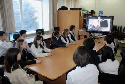 Ученики Хакасской национальной гимназии познакомились с девушкой-пилотом