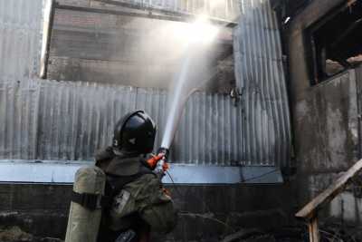 В Абакане 34 пожарных потушили загоревшийся склад