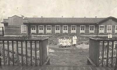 Хакасская областная больница, принявшая первых пациентов  в 1931 году, располагалась на улице Октябрьской (напротив нынешнего парка «Орлёнок»). 