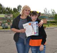 Светлана Руднева с воспитанницей «Теремка» Анастасией. В День защиты детей девочка получила награды: лучше всех пробежала 100-метровку и прыгнула в длину. 