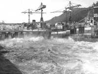 18 декабря 1978 года под промышленную нагрузку был поставлен первый гидроагрегат Саяно-Шушенской ГЭС. Исторический момент запечатлён на этом снимке. Саяно-Шушенская и Майнская гидроэлектростанции, Саянский алюминиевый завод, комбинат «Саянмрамор» — этот промышленный узел стал важнейшей частью Саянского территориально-производственного комплекса, формировавшегося в 1970-е годы в Хакасско-Минусинской котловине. 