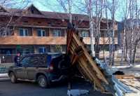В Хакасии деревянно-металлическая конструкция свалилась на иномарку