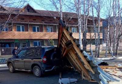 В Хакасии деревянно-металлическая конструкция свалилась на иномарку