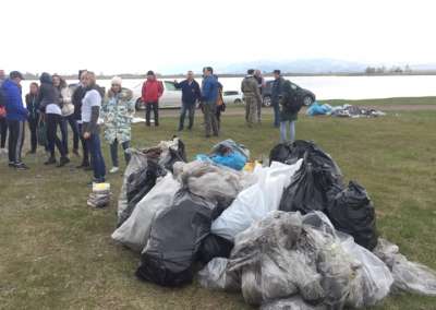 С берегов Калининского карьера в  Хакасии вывезли две тонны мусора
