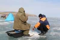 На льду делать нечего: замершая вода в Хакасии становится опаснее