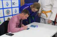 Олимпийский чемпион Устюгов раздавал фотографии с автографами в Абакане