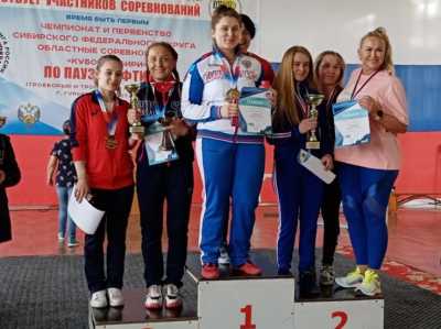 Награды чемпионата и первенства Сибири по пауэрлифтингу завоевали хакасские спортсмены