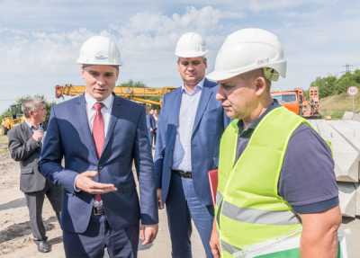 Гендиректор компании «Энергоресурс» Павел Оржинашвили (справа) пообещал, что работы выполнят в срок. 