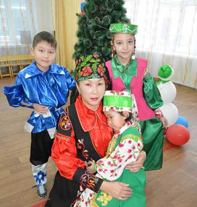 Ольга Абумова с маленькой дочкой Кристиной, а также Витя Ивандаев и Юлиана Чертыкова очень любят этот праздник. 