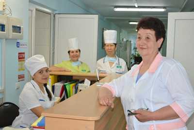 Валентина Ерошенкова (крайняя справа) с медсёстрами кардиологического отделения Абаканской клинической больницы: здесь лечат и сердцем, и душой. 