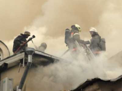 В Абакане два с половиной часа огнеборцы спасали дом от пожара