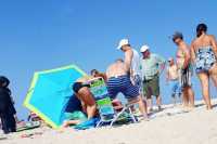 Женщина серьёзно пострадала от пляжного зонта