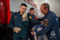 В МЧС Хакасии показали, как пожарные учат молодежь ремонтировать рукава