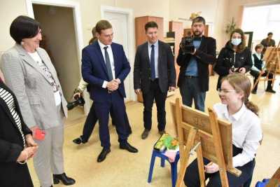 Глава Хакасии открыл в Саяногорске художественную школу после ремонта