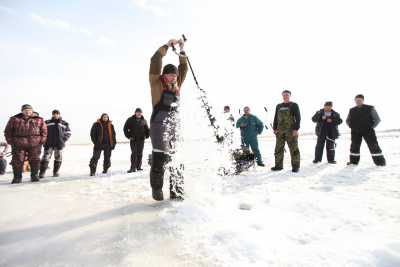 Мужчины с бензопилами будут спасать озеро в Хакасии