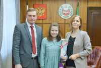 Глава Хакасии подарил юной жительнице республики горные лыжи