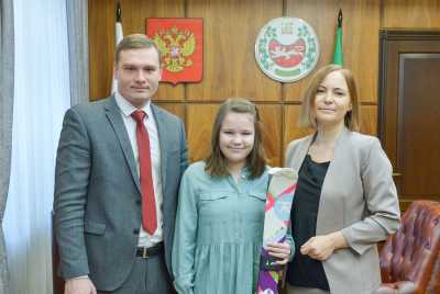 Глава Хакасии подарил юной жительнице республики горные лыжи