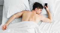 Эксперт развеял миф о вреде спать рядом со смартфоном