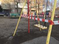 В Абакане детские площадки огораживают сигнальными лентами
