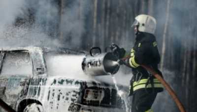 Ночью на трассе в Хакасии спасали машину от огня