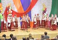 Участницы народного хора «Рябинушка» все 13 лет верили, что однажды в их селе появится новый Дом культуры. Потому к открытию ДК у них были готовы и праздничный номер, и костюмы. 