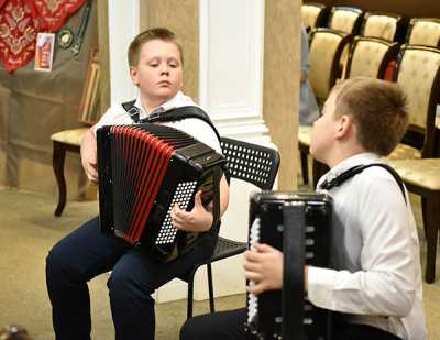 В следующем году баянисты Егор и Влад окончат детскую музыкальную школу. Несмотря на юный возраст, абаканские виртуозы могут дать фору профессиональным музыкантам. 