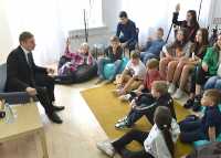 Разговор Валентина Коновалова с воспитанниками детской студии «Воробей» получился оживлённым. За 40 минут глава Хакасии ответил на 30 с лишним вопросов. 