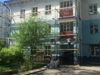 В Абакане обновляют дом на улице Щетинкина