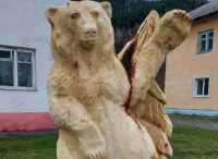 Медведь появился на одной из улиц таежного города в Хакасии
