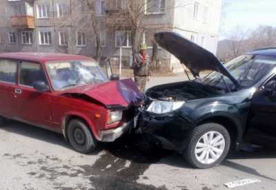 ВАЗ и Subaru Forester лоб в лоб столкнулись в Хакасии