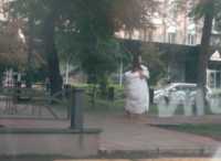 Девушка в белом одеяле разгуливала в центре Абакана