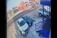 Пожилой лихач протаранил припаркованный автомобиль в Абакане