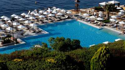 С владельца греческого отеля взыскали €500 тыс. за нападение аниматора