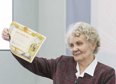 Галина Иванова: «Не поверите. Этой грамоте 60 лет. Мне её дали, когда училась в Минусинской средней школе — за озеленение сквера Героев».