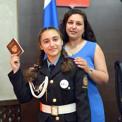 Рада дочь — гордится мама. Лиана Попова в свои 14 лет очень рассудительна. Мечтает стать военным лётчиком. Иоланта Попова её в этом поддерживает. 