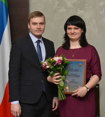 Валентин Коновалов и Юлия Саранчина. Лауреат премии отметила: приятно, когда исследования приносят общественно признанный результат. 