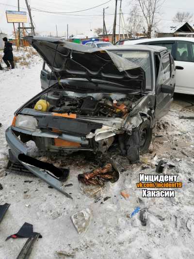 Авария в Хакасии: ВАЗ превратился в груду металла