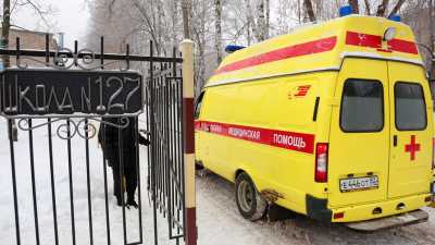 Машина скорой помощи у школы №127 в Мотовилихинском районе Перми после нападения подростков с ножами на учеников, 15 января 2018 года
