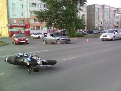 В Абакане сбитого мотоциклиста увезли на скорой