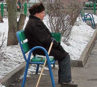 Скамейки во дворах — единственное место, где инвалиды и пенсионеры могут отдохнуть, пообщаться. 