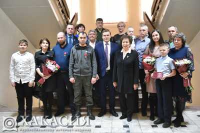 Глава Хакасии вручил награды участникам спецоперации на Украине