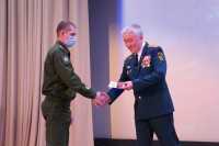 Спасатели вручили награды военнослужащим за оказанную помощь